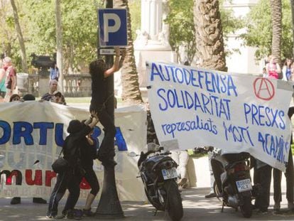 Los activistas protestan cada d&iacute;a contra los &ldquo;torturadores&rdquo;.