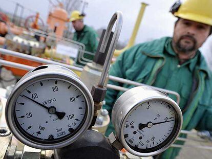 Un empleado controla la presión de una válvula de gas en una estación cercana a Budapest.