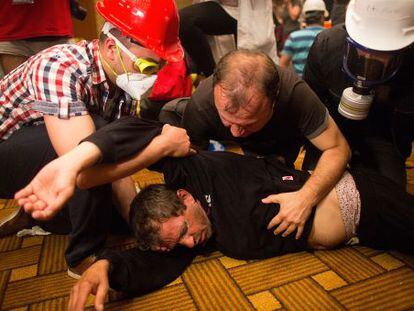 Manifestante de Gezi ayudan a un herido durante los choques con la polic&iacute;a en las protestas de junio de 2013.