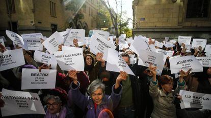 Un grupo de manifestantes exhibe carteles con los nombres de mujeres asesinadas en la concentración del pasado 25 de noviembre en contra de la violencia machista frente al Ayuntamiento de Madrid.