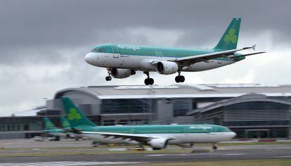 Dos aviones de Aer Lingus en el aeropuerto de Dubl&iacute;n