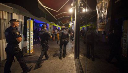 Agents dels Mossos i la Guàrdia Urbana patrullen al Port Olímpic de Barcelona, el 31 de juliol.