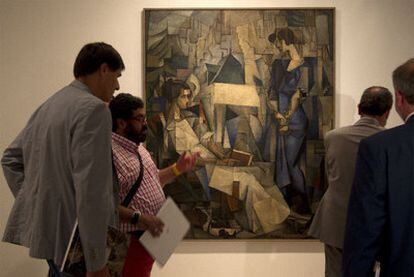 Visitantes ante una de las obras cubistas de Diego Rivera, ayer en el Museo del Patrimonio de Málaga.