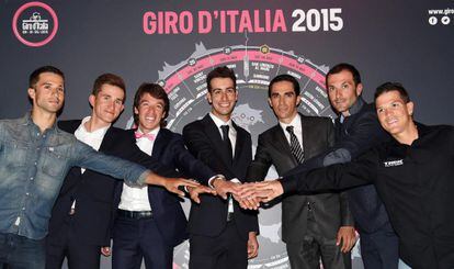 Los ciclistas Nacer Bouhanni, Michal Kwiatkowski, Rigoberto Urán, Fabio Aru, Alberto Contador, Ivan Basso y Julián Arredondo, durante la presentación del Giro de Italia.