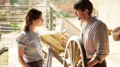 Lily James y Michiel Huisman, en el filme.