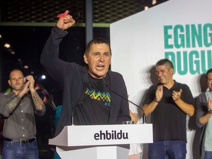 Arnaldo Otegi celebra los resultados electorales de EH Bildu, la noche del pasado domingo.