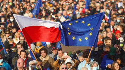 Wielu protestujących macha flagami Polski i UE na wiecu w Krakowie w najbliższą niedzielę.