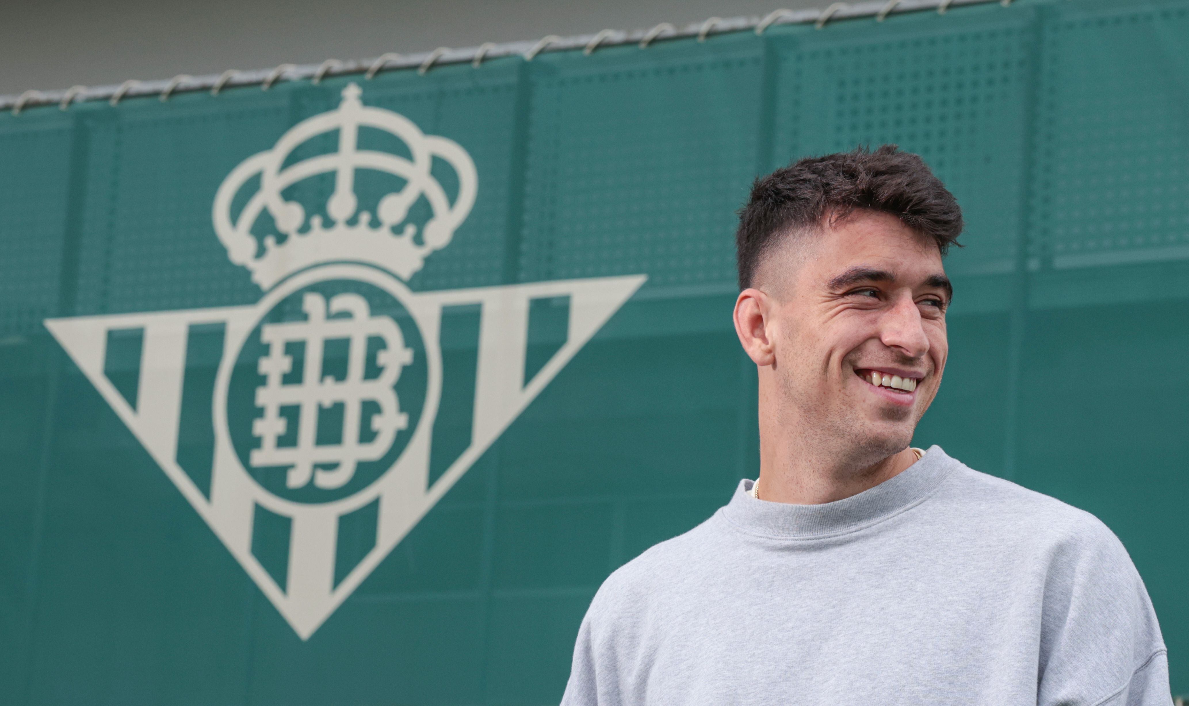 Marc Roca, centrocampista del Betis, posa en la ciudad deportiva Luis del Sol.