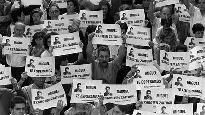 Manifestación en Ermua, el 11 de julio de 1997, para reclamar la liberación de Miguel Ángel Blanco.