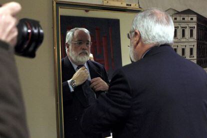 El exministro de Agricultura, Miguel Arias Ca&ntilde;ete, se prepara para la foto de la credencial de diputado en el Congreso. 