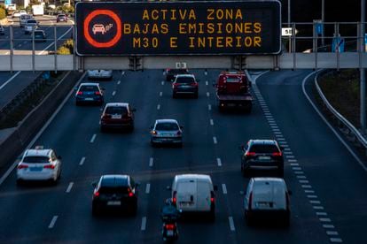 Cartel luminoso en la M-30  de Madrid que anuncia la zona de bajas emisiones del interior de la ciudad. 