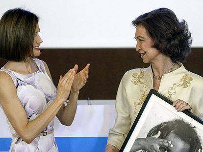 La reina Letizia, que ha entregado a doña Sofía el premio Ruiz-Giménez de UNICEF, le ha dicho: "Me lo has puesto muy difícil".