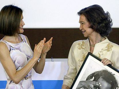 La reina Letizia, que ha entregado a doña Sofía el premio Ruiz-Giménez de UNICEF, le ha dicho: "Me lo has puesto muy difícil".