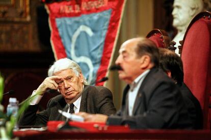 Enric Marco, a la derecha de la imagen, desenfocado, pronuncia unas palabras en 2004, acompañado de Jorge Semprún (a su derecha), durante un acto de homenaje a las víctimas catalanas del nazismo.
