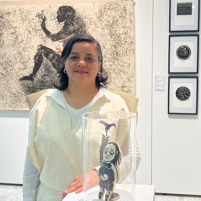 La artista hondureña, Johanna Montero Matamoros, en su exposición en Madrid, en junio de 2023