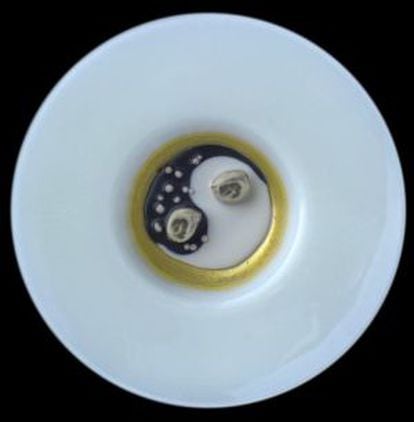 'Yin-yang' de ostras con ajo blanco y negro, otro plato servido por los Roca en 'El sueño'.
