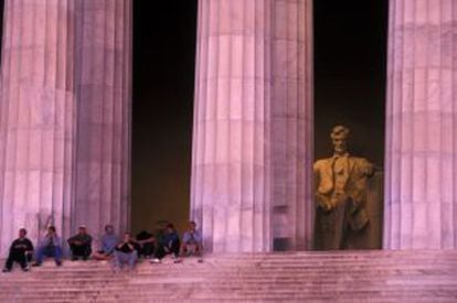 Un grupo de visitantes en las escaleras del Lincoln Memorial, en Washington.