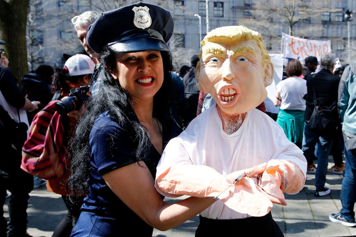 En lugar de caos y violencia, tan solo un circo de friquis en las concentraciones a favor de Trump |  Internacional