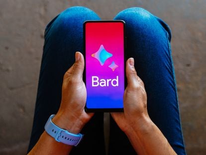 El logo de Bard en la pantalla de un móvil.