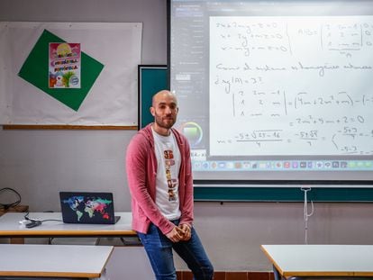 David Armenteros, profesor de matemáticas del colegio Amor de Dios en Salamanca, en su aula este enero.