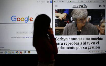 Una periodista consulta su móvil en la Redacción de EL PAÍS.