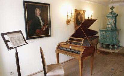 Interior de la casa donde nació Mozart. Junto a un pequeño piano de cola cuelga el retrato del padre del genial músico,Leopold Mozart