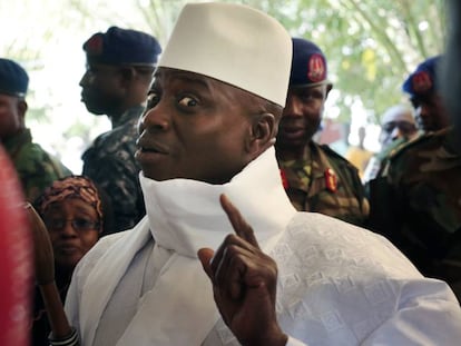 El presidente de Gambia, Yahya Jammeh, muestra su dedo con tinta antes de votar, ayer en Banjul.