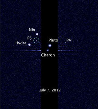 Imagen captada por el Hubble en la que se ve la nueva luna marcada con un c&iacute;rculo.