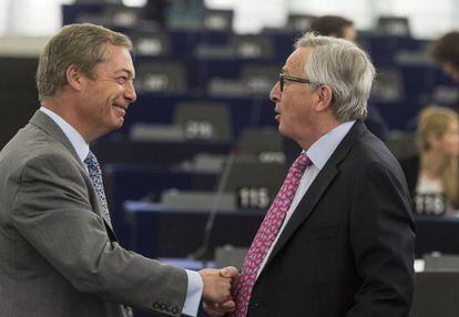 El eurodiputado del Partido de la Independencia del Reino Unido (UKIP) Nigel Farage (izquierda), saluda al presidente de la Comisi&oacute;n Europea, Jean-Claude Juncker este mi&eacute;rcoles.