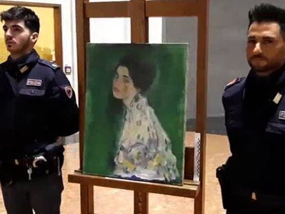 La policía italiana custodia la obra de Klimt encontrada.