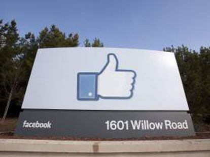 Imagen de una señal en la sede corporativa de Facebook en Menlo Park, California. EFE/Archivo