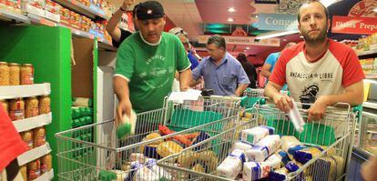 Algunos de los 200 militantes del Sindicato Andaluz de Trabajadores, en un supermercado de &Eacute;cija (Sevilla).