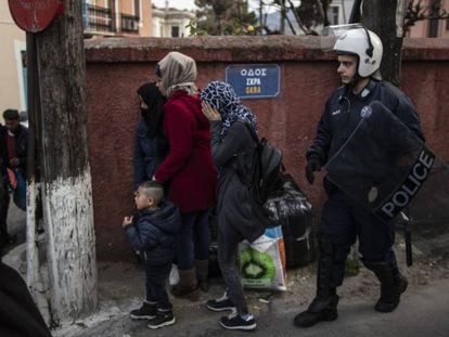 Un policia antidisturbios griego desaloja las inmediaciones del puerto de Mitelene, Lesbos. 