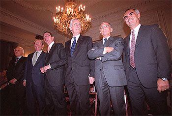 Los galardonados con el Premio Tiépolo, con Rodrigo Rato y Alberto Ruiz-Gallardón.