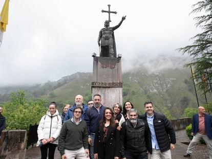 El líder de Vox, Santiago Abascal, con otros miembros de su formación política, delante de la estatua de Don Pelayo en el santuario de Covadonga el pasado 15 de mayo.