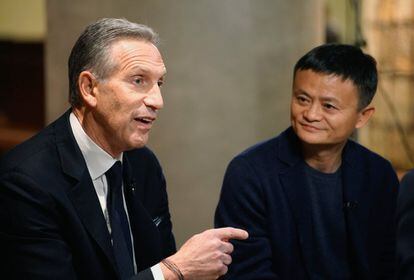 El presidente de Starbucks, Howard Schultz, junto con el de Alibaba, Jack Ma. Ambas empresas tienen un acuerdo para desarrollar actividades de realidad aumentada en la tienda.