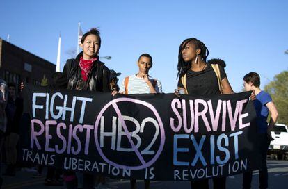 Manifestantes en Carolina del Norte contra la ley que exige a los transexuales usar ba&ntilde;os de su g&eacute;nero biol&oacute;gico, no con el que se identifican.