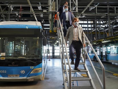 Almeida, alcalde de Madrid, durante una visita a las cocheras de la EMT en Carabanchel este martes