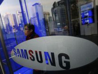 Un hombre pasea junto a la sede de Samsung en Se&uacute;l.