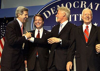 De izquierda a derecha: el candidato demócrata, Kerry; el senador Edwards, y los ex presidentes Clinton y Carter.