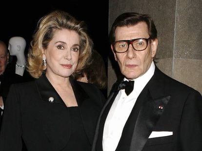 Catherine Deneuve e Yves Saint Laurent en una exposición del diseño en octubre de 2005.