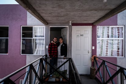 Louisa Orosco y Angel Gomez en su nuevo hogar.