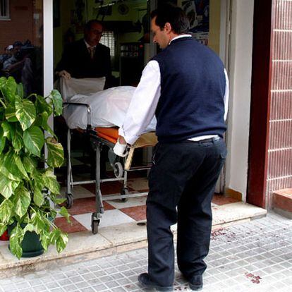 Empleados de los servicios funerarios trasladan el cuerpo sin vida del hombre que se ha suicidado en Mutxamel.