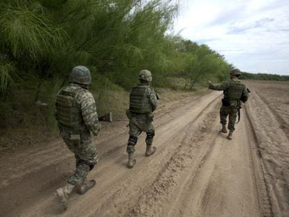 Soldados mexicanos patrullan una zona al noreste de M&eacute;xico.