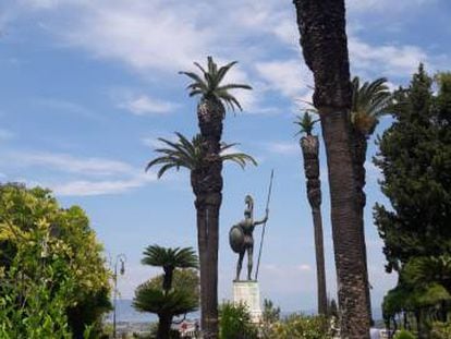 Estatua de Aquiles en el jardín de la villa de Sissi en Corfú.