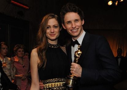 Eddie Redmayne luce el Oscar al mejor actor, junto con su esposa, Hannah Bagshawe.