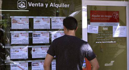 Vista de un escaparate de una inmobiliaria en Madrid, con anuncios de pisos en venta.