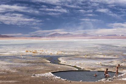 Una ruta de varios días por el desierto de sal de Uyuni (Bolivia) puede acabar en remojo: con un baño en las aguas termales de Polques.