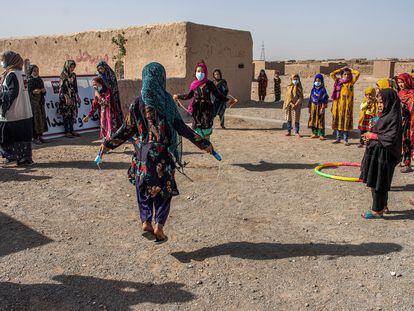 Un grupo de niños juegan en un Espacio Amigo de la Infancia, en un asentamiento de desplazados internos en las afueras de Herat, Afganistán.