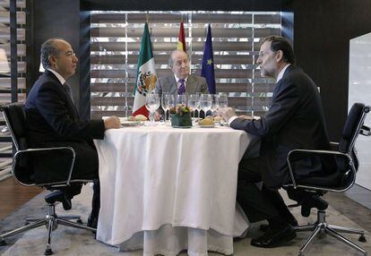 El rey Juan Carlos almuerza con el presidente mexicano, Felipe Calderón, y el presidente del Gobierno, Mariano Rajoy.